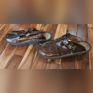 Size 43 Alegrian Slides